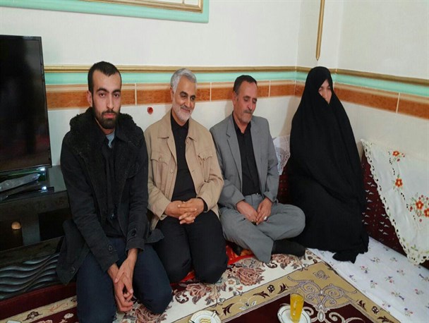 دیدار سردار سلیمانی با خانواده‌ شهید مدافع حرم همتی