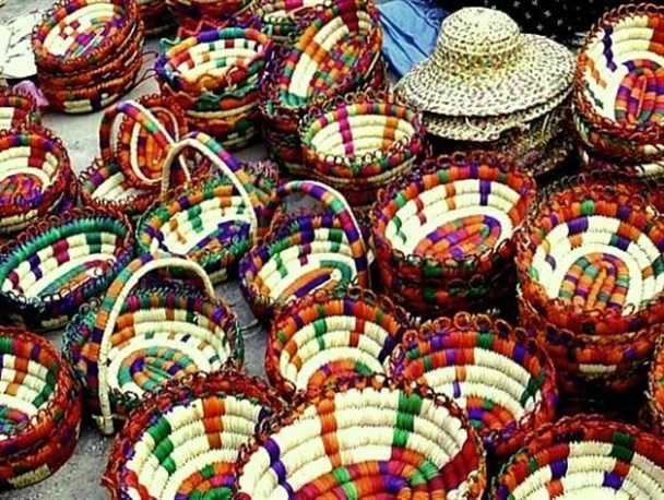 ارگان ها کالاهای چینی هدیه می دهند / حمایتی از صنعتگران صنایع دستی استان نمی شود