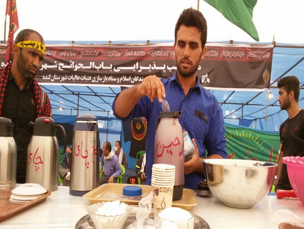 پذیرایی زائران اربعین حسینی در موکب باب الحوائج لنده در شلمچه + تصاویر
