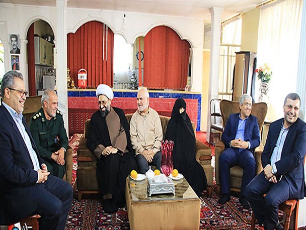 دیدار مسئولان با خانواده معظم شهدای شهرستان شهریار + تصاویر