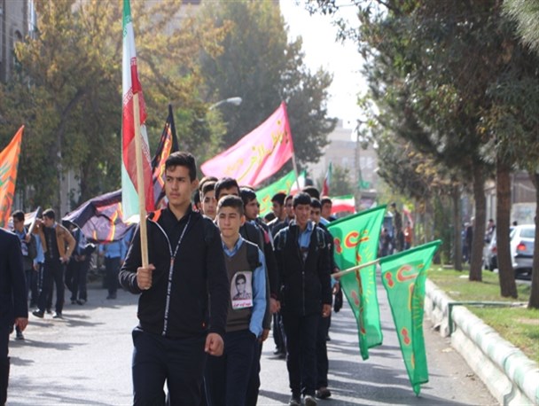 پیاده روی دانش آموزان به یاد ۸۵۰ شهید میاندوآب/ تصاویر