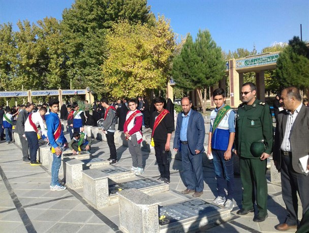 دانش آموزان اسدآبادی با شهدا تجدید پیمان کردند