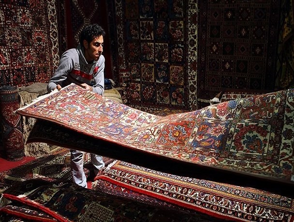 سیاست‌های اشتباه ارزی دولت قبل صادرات فرش را مختل کرد/ باز کردن گره مشکلات فرشبافان نیاز به همت جهادی دارد