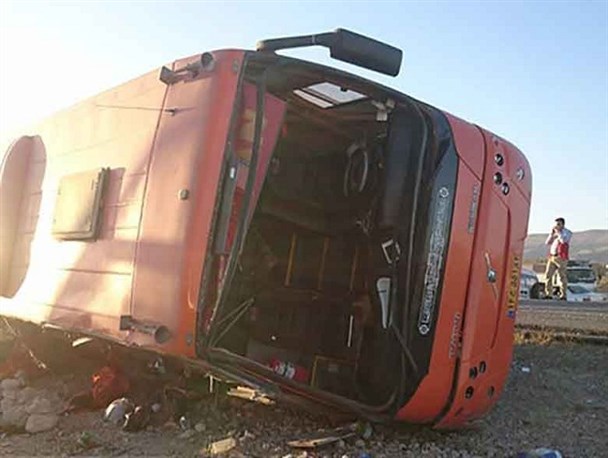 8  مصدوم درپی واژگونی اتوبوس در پازنان گچساران