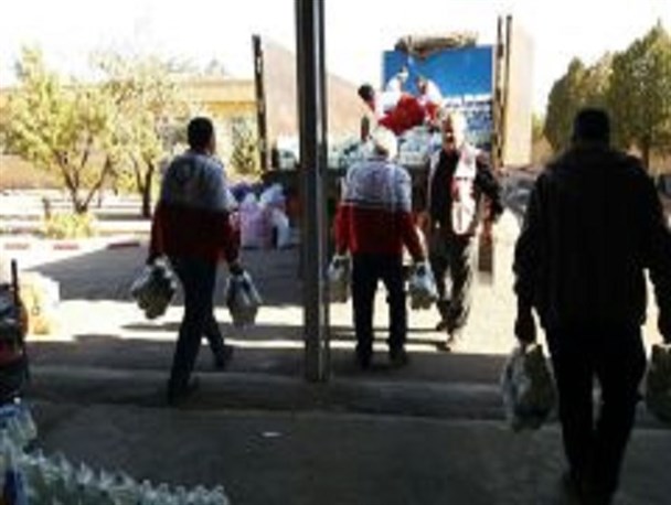 جمع آوری و ارسال کمک های مردمی برای زلزله زدگان توسط هلال احمر تیران وکرون