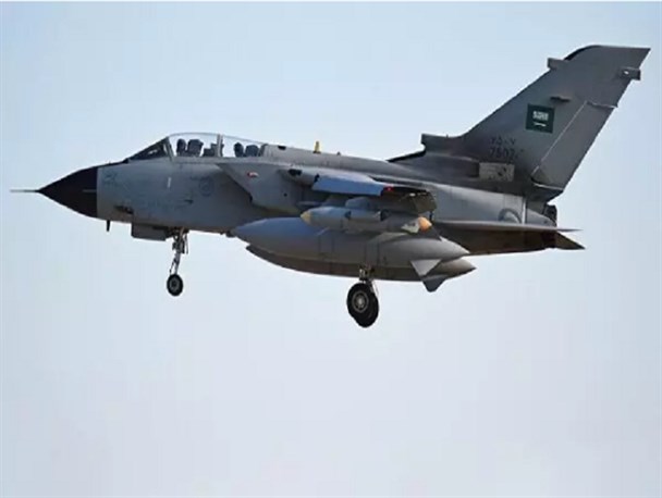 بمباران بامدادی فرودگاه پایتخت یمن از سوی جنگنده‌های سعودی