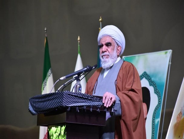 عالمان عامل رهایی جامعه  از گمراهی هستند/ خون شهدا در کالبد جامعه حیات بخش است
