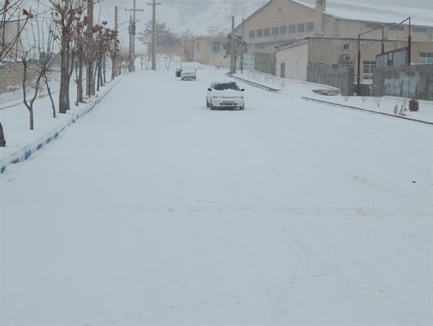 عکسهای زمستانی از بارش برف در ماهنشان/ کاهش دمای هوا در ماهنشان
