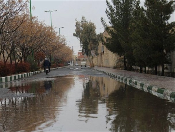 آب‌گرفتگی معابر درپی بارش باران در کاشان+ تصاویر