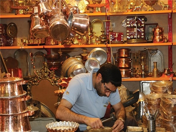هنرمندان صنایع دستی در انتظار بیمه/روشن ماندن چراغ هنر در گرو حمایت