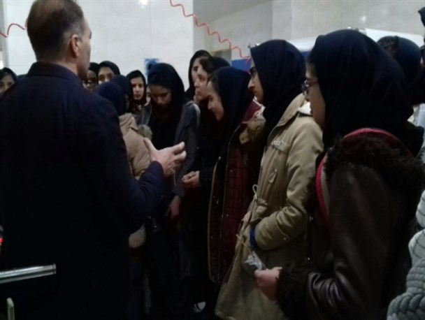 بازدید دانش آموزان از کارخانه دستمال کاغذی تکاب