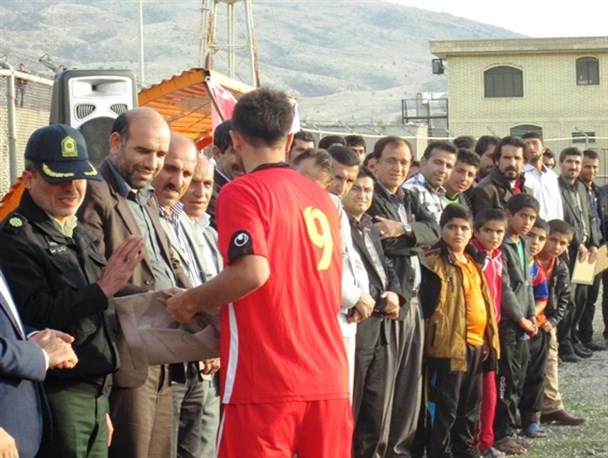 گزارش تصویری/تیم فوتبال پاسارگارد با برتری مقابل پرسپولیس آریا قهرمان لیگ چرام شد