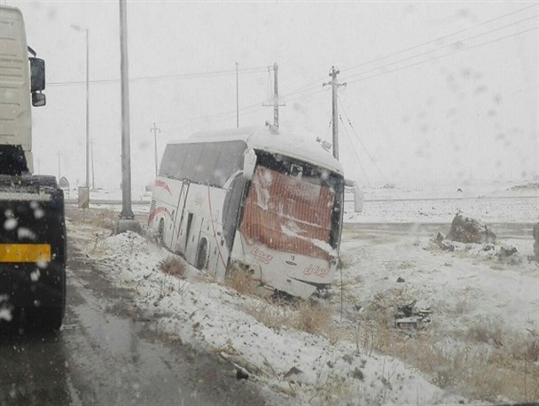 خروج اتوبوس از جاده به علت لغزندگی محور نهاوند به کرمانشاه+ عکس