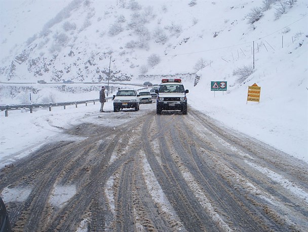 تمامی راه های شریانی و اصلی استان همدان باز است/هنوز 20 روستای استان در محاصره برف هستند/انجام عملیات برف روبی با 529 راهدار
