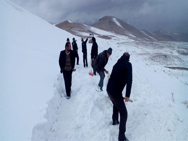 نجات جان پیر زن روستایی در برف و کولاک +تصاویر