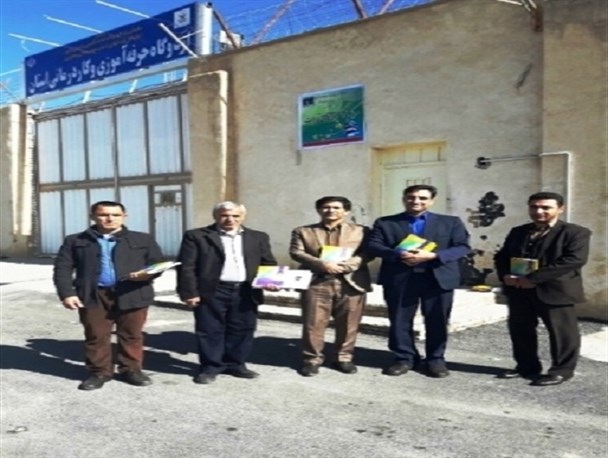 توزیع کتاب جاده روشنایی بین مددجویان زندان شهرکرد