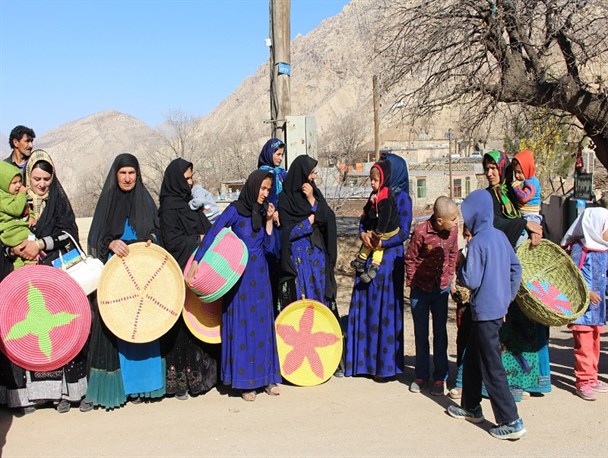 هنرمندی فقط مختص به شهر و بازار نیست/ وقتی شیرزنان "زیلایی بویراحمد" دست بافته های خود را در اوج فقر به نمایش می گذارند
