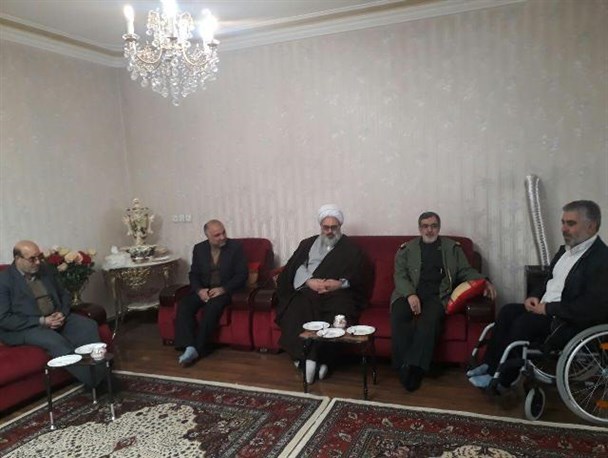 دیدار جمعی از مسئولان میاندوآب با خانواده شهدا و جانبازان / تصاویر