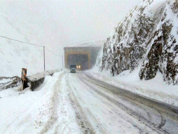 جاده‌های کوهستانی مازندران برفی و لغزنده است/رانندگان به زنجیرچرخ مجهز باشند