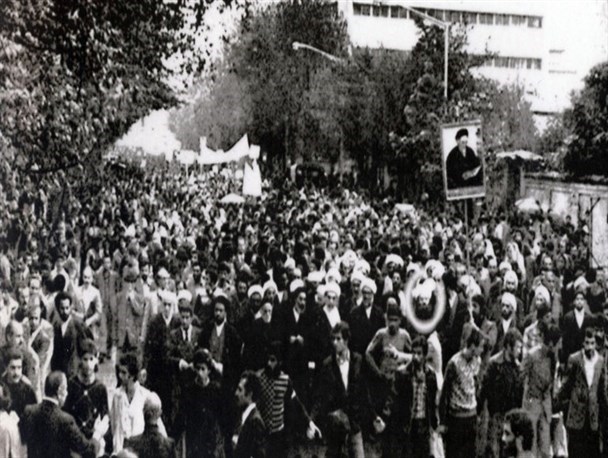 اصفهانی ها برای استقبال از امام خمینی(ره) دوبار به تهران رفتند/ همراه با جمعی از فرهنگیان هدایت برنامه‌های تظاهرات مردمی را در دست داشتیم