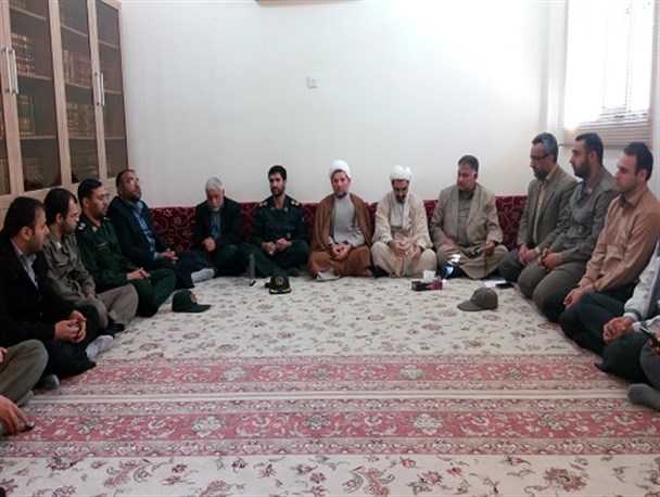 دیدار صمیمی فرمانده و جمعی از پرسنل سپاه باوی با امام جمعه ویس+تصاویر