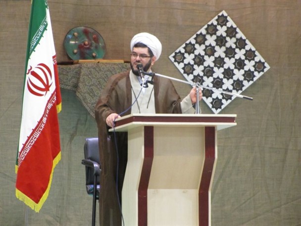 دشمن با اصل انقلاب و نظام ما مشکل دارد / نکند به مستمندی نگاه محقرانه داشته باشیم