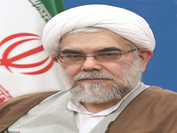 با کمال خشوع و خضوع در مقابل خدا پیشانی بر زمین می‌گذارم