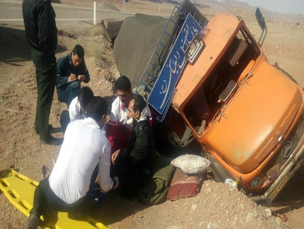 انحراف از جاده و واژگونی کامیون در محور راور_دیهوک +تصاویر