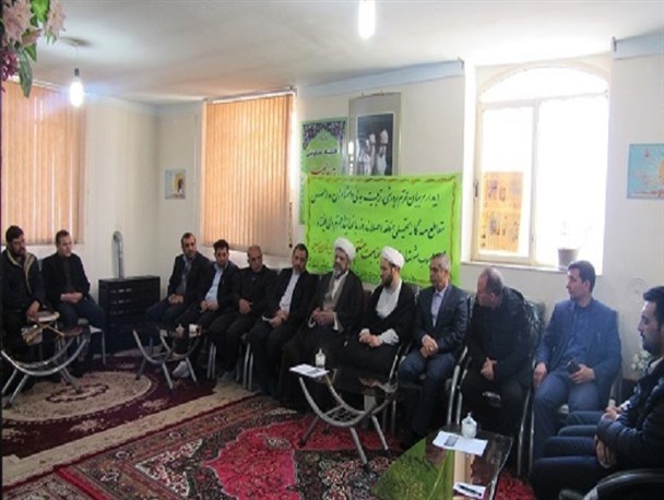 مربیان امور تربیتی مدارس در تربیت دانش آموران از روحانیون نیز استفاده کنند