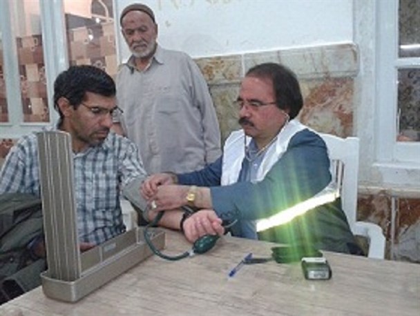 ویزیت رایگان ۹۰۰ بیمار نیازمند در مناطق کم برخوردار تربت حیدریه