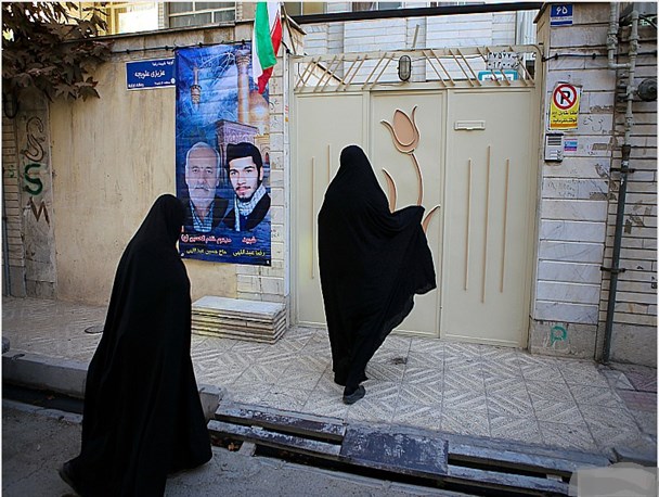 دخترانی که به کمک مادران شهدا در خانه تکانی عید می روند