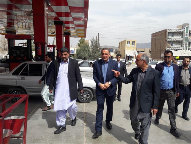 جمع آوری کارت های بنزین غیر مجاز تنها راه حل مشکل کمبود سوخت در جنوب شرق کشور است/ با متخلفان جایگاه های سوختی به شدت برخورد می شود