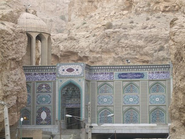حضور 4 زائر عربستانی همزمان با شروع طرح آرامش بهاری در حرم بی بی حکیمه(س)