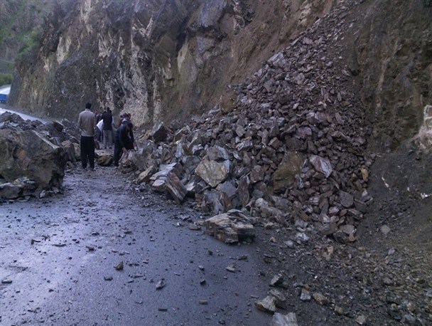 ریزش کوه در جاده روستای بیساران +تصاویر/ نیاز جدی مردم بیساران به توجه بیشتر مسئولین