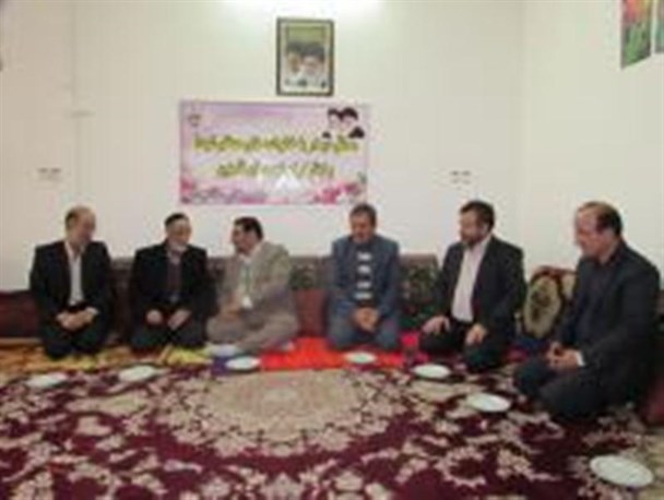 دلجوئی از خانواده شهدا کمترین خدمت مسئولان به آنهاست