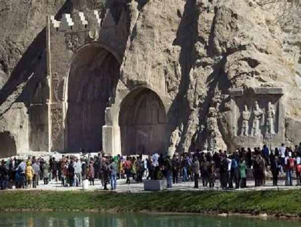 نوروز امسال قریب یک میلیون گردشگر وارد کرمانشاه شدند/ توزیع 50هزار اقلام تبلیغاتی بین مسافران