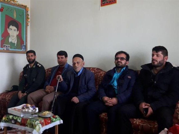 تصاویر/ دیدار نوروزی فرمانده سپاه اردل با خانواده شهدا