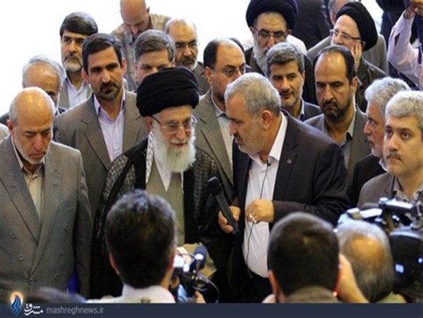 وقتی رهبری به دیدار کارگران می رود/ از بوسه پیامبر بر دست کارگران تا توصیه های امام خمینی(ره)