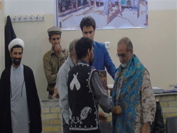 مراسم تقدیر و تجلیل از فرمانده سپاه زابل برگزار شد/اهدای شال قهرمانی به فرمانده سپاه زابل