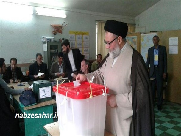 امام جمعه خرمدره رای خود را به صندوق انداخت+ عکس