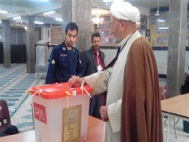 امام جمعه سابق دهاقان رأی خود را به صندوق اخذ رأی انداخت