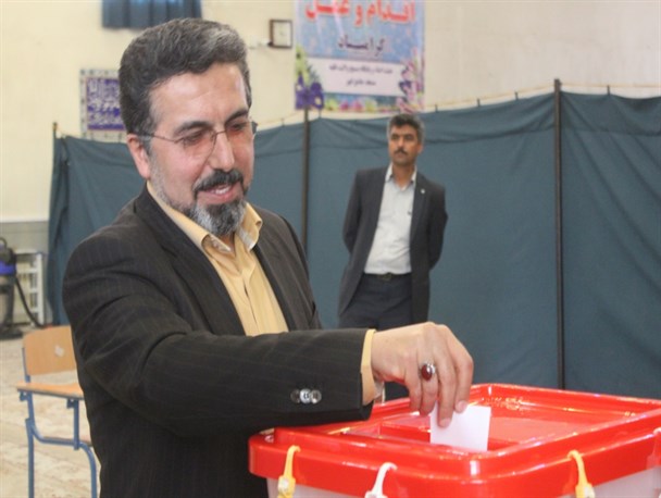 فرماندار ابهر رای خود را در صندوق انداخت + عکس