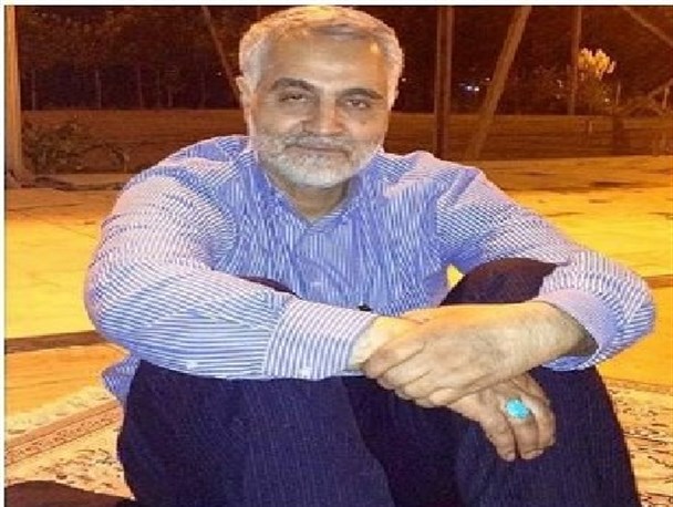 حاج قاسم سلیمانی با لباس بلوچی+ عکس