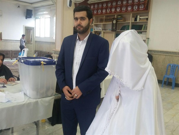 حضور عروس و داماد گیلانی در پای صندوق رای +تصاویر