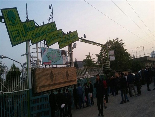 تعطیلی کارخانه کشت و صنعت شمال در هفته کارگر/تجمع 55 کارگر اخراجی مقابل کارخانه