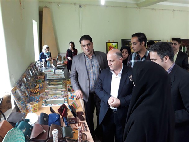 فرمانداری آزادشهر بیش از ۱۰۰ محصول هنری را خریداری کرد