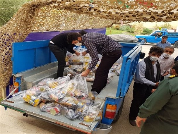 بسته‌های معیشتی به دست خانواده‌های مستمند خرم آباد رسید +عکس