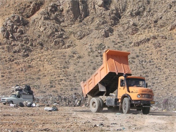 ملحق شدن پسماندهای اسیدی صنایع دلیجان به زباله های شهری و بیمارستانی/ زباله‌ها در فضای روباز تلنبار می‌شوند