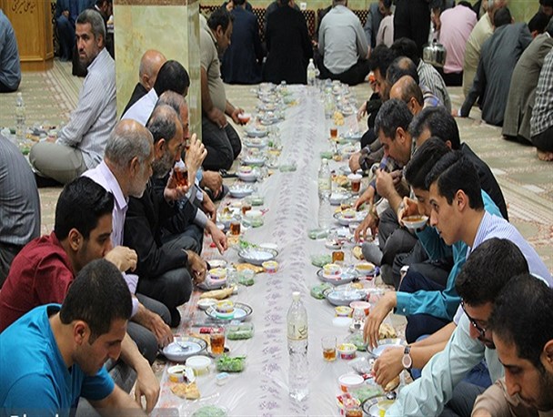 همنشینی با ایتام و مددجویان بر سفره آستان امام رضا(ع) در نکا