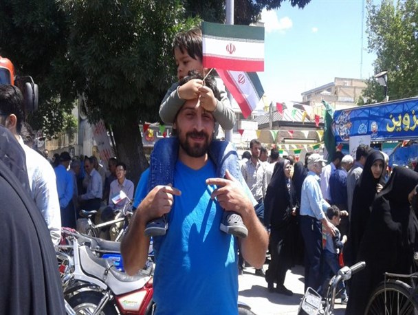 شعارهای معنادار بانوی فرانسوی و خودنمایی پلاکاردهای «سبز و بنفش ندارد، فتنه ادامه دارد»